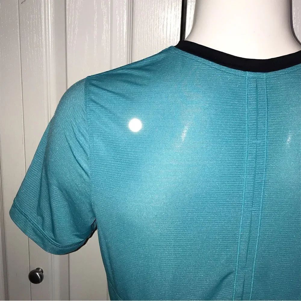 Lululemon workout tee - Picture 2 of 6